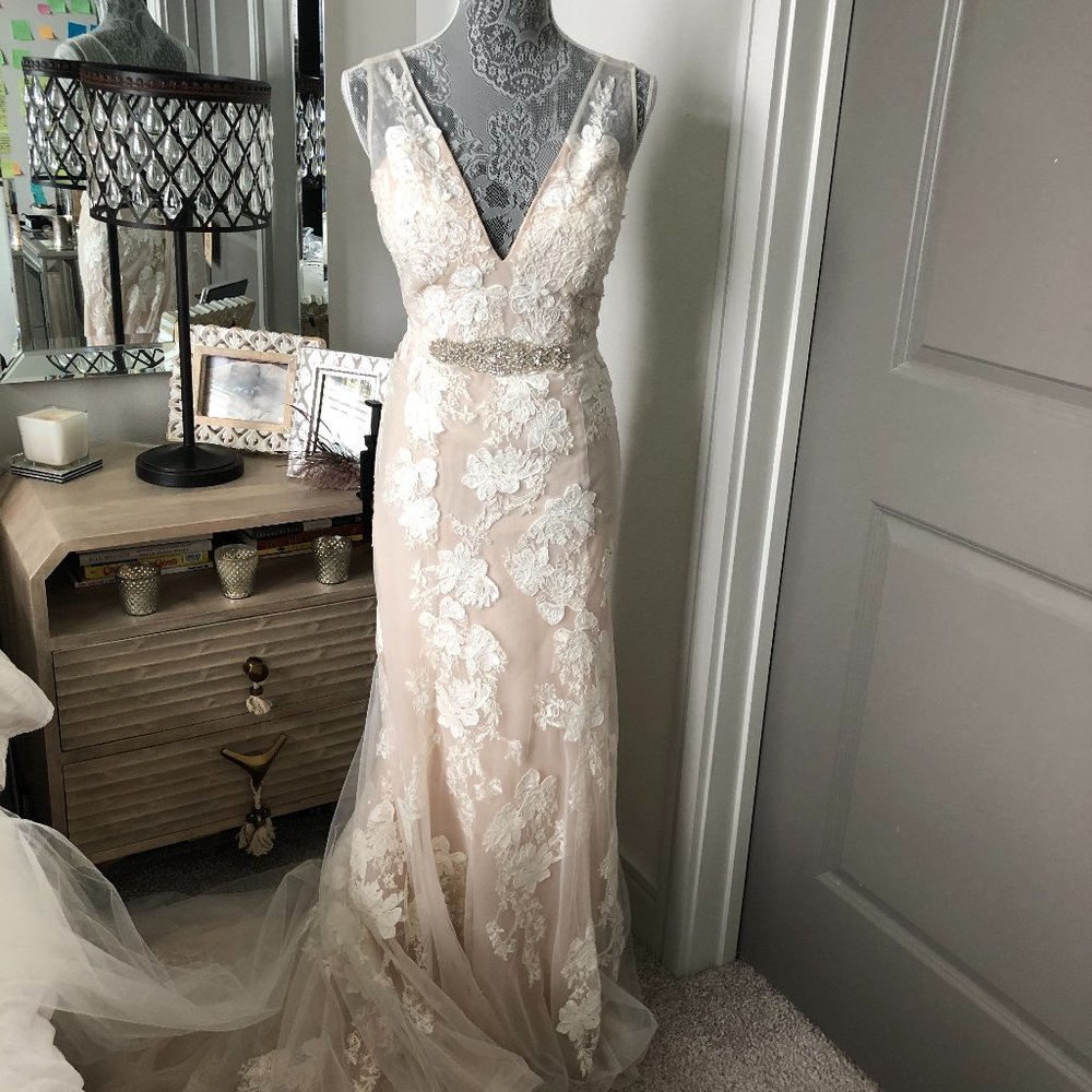 Melissa Sweet lace plunge wedding dress Sz 8 +  belt & veil - Picture 4 of 16